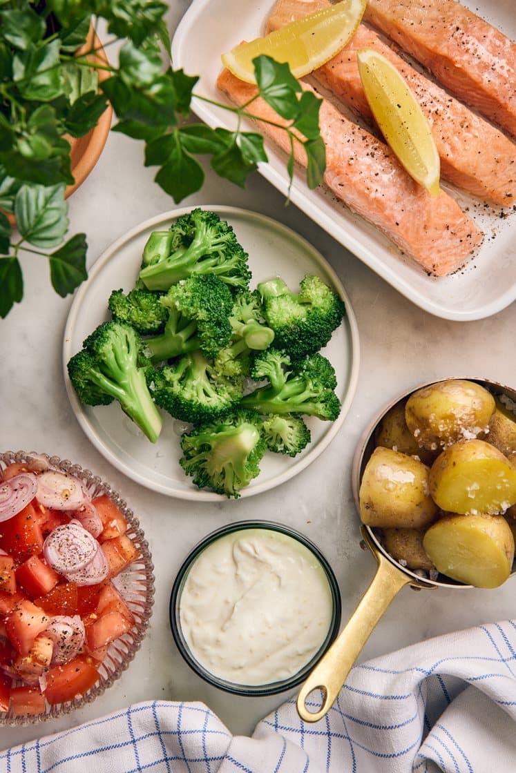 Ugnsbakad lax med kokt potatis och kall citronsås