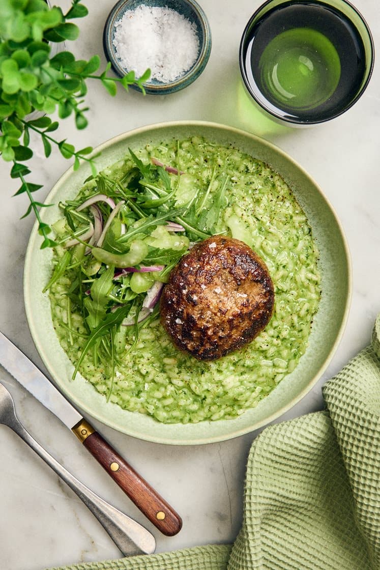 Citron- och timjankryddade färsbiffar med ramslöksrisotto och ruccola