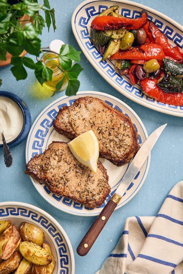 Fläskkotlett med grekisk zucchinisallad och vitlökssås