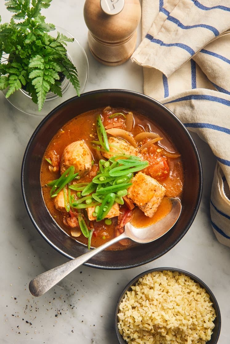 Fiskgryta med lax, tomat och sockerärtor