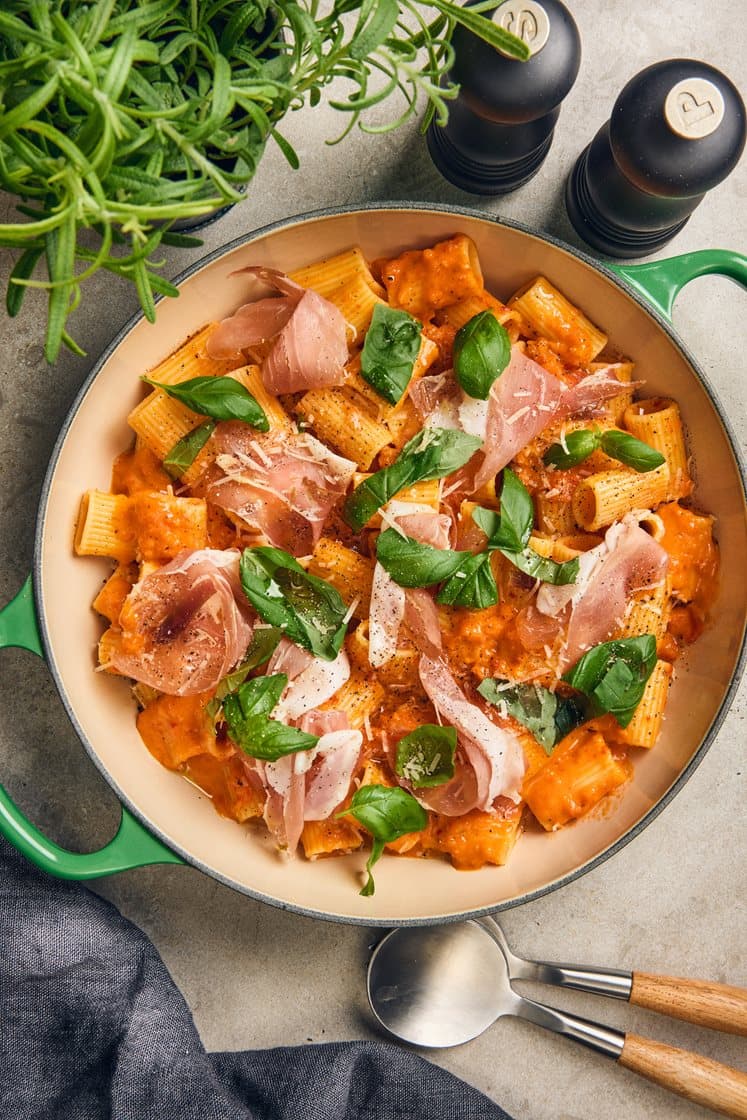 Mezze maniche med prosciutto, paprika- och tomatsås och basilika