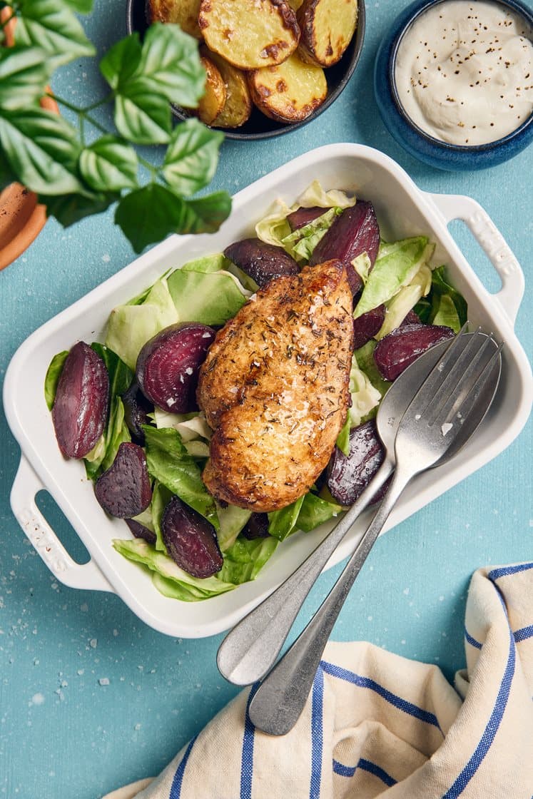 Timjan- och vitlöksstekt kyckling med tryffelyoghurt, ugnsbakade rödbetor och spetskål 