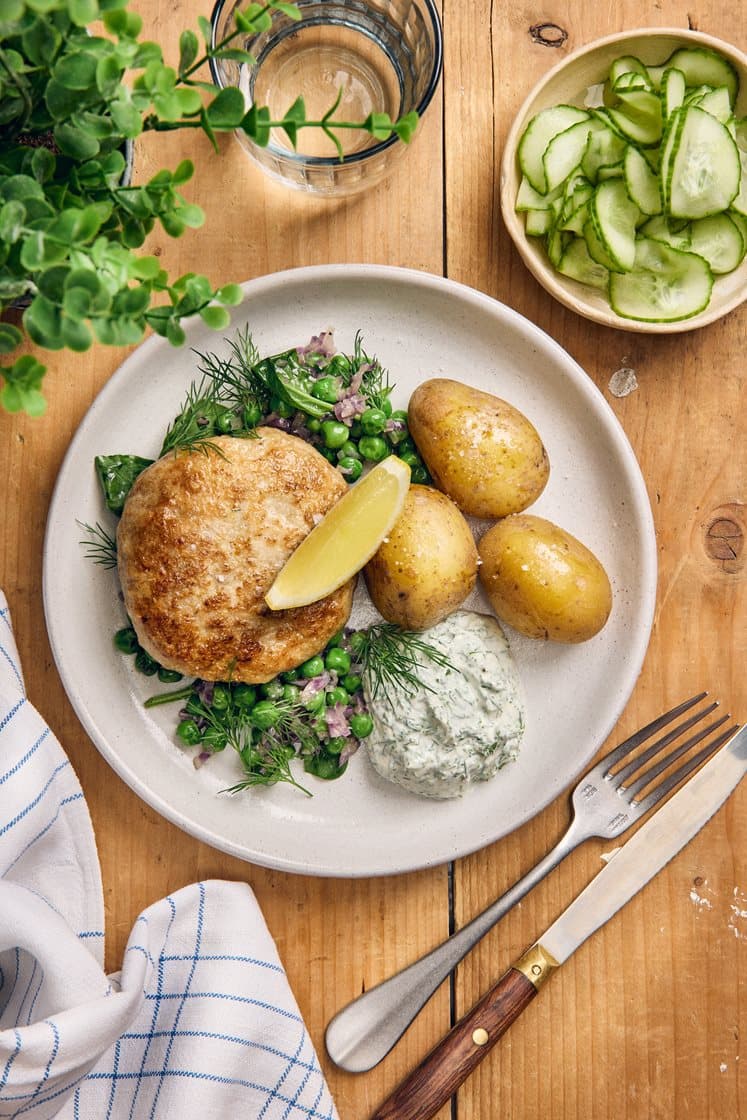 Clariasbiffar med dillyoghurt, gröna ärtor och potatis