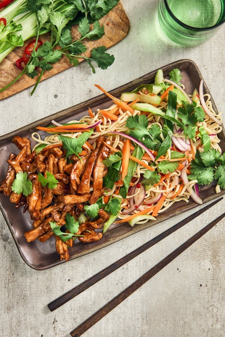 Vietnamesisk nudelsallad med lime, koriander och ponzustekt fläskkotlett