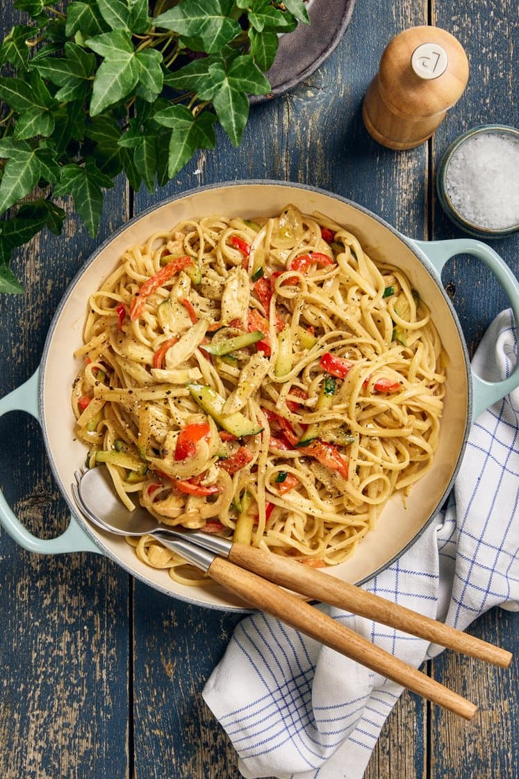 Kycklingpasta med paprika, zucchini och curry