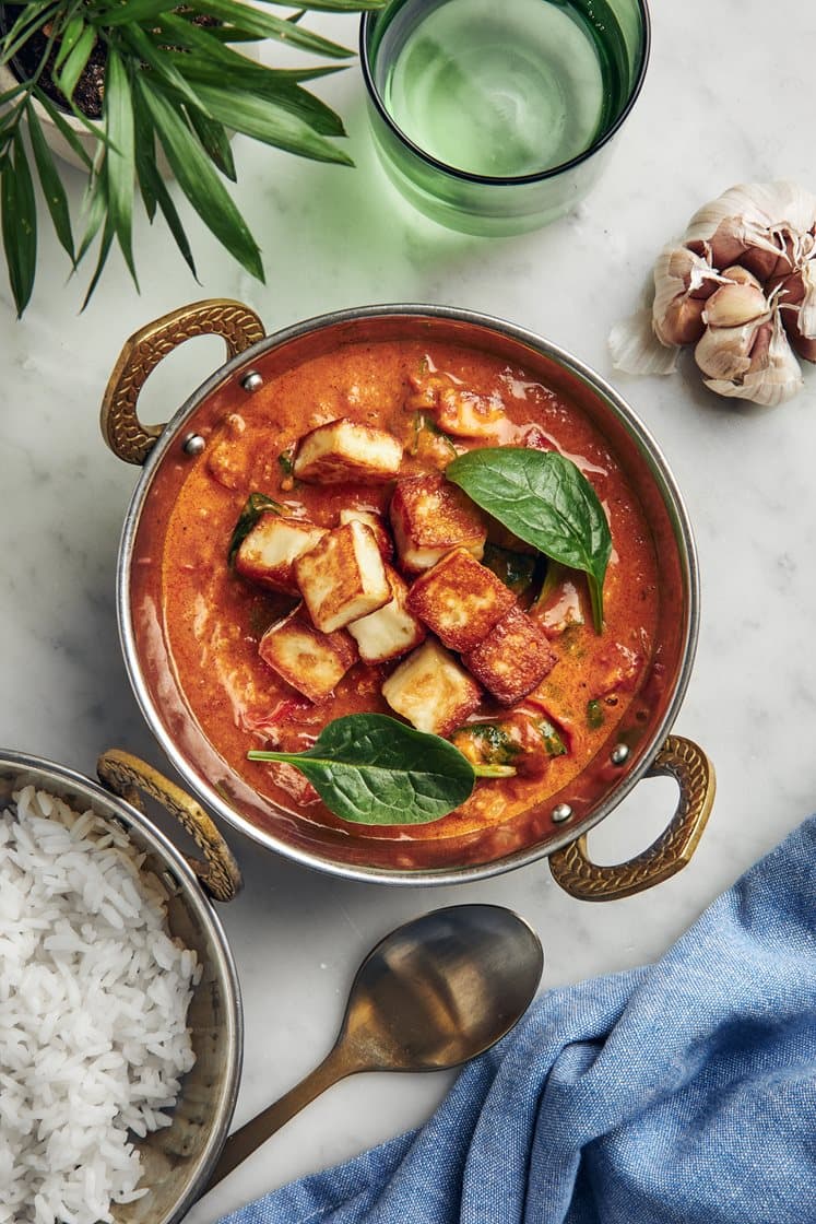 Tikka masala med pannoumi och babyspenat