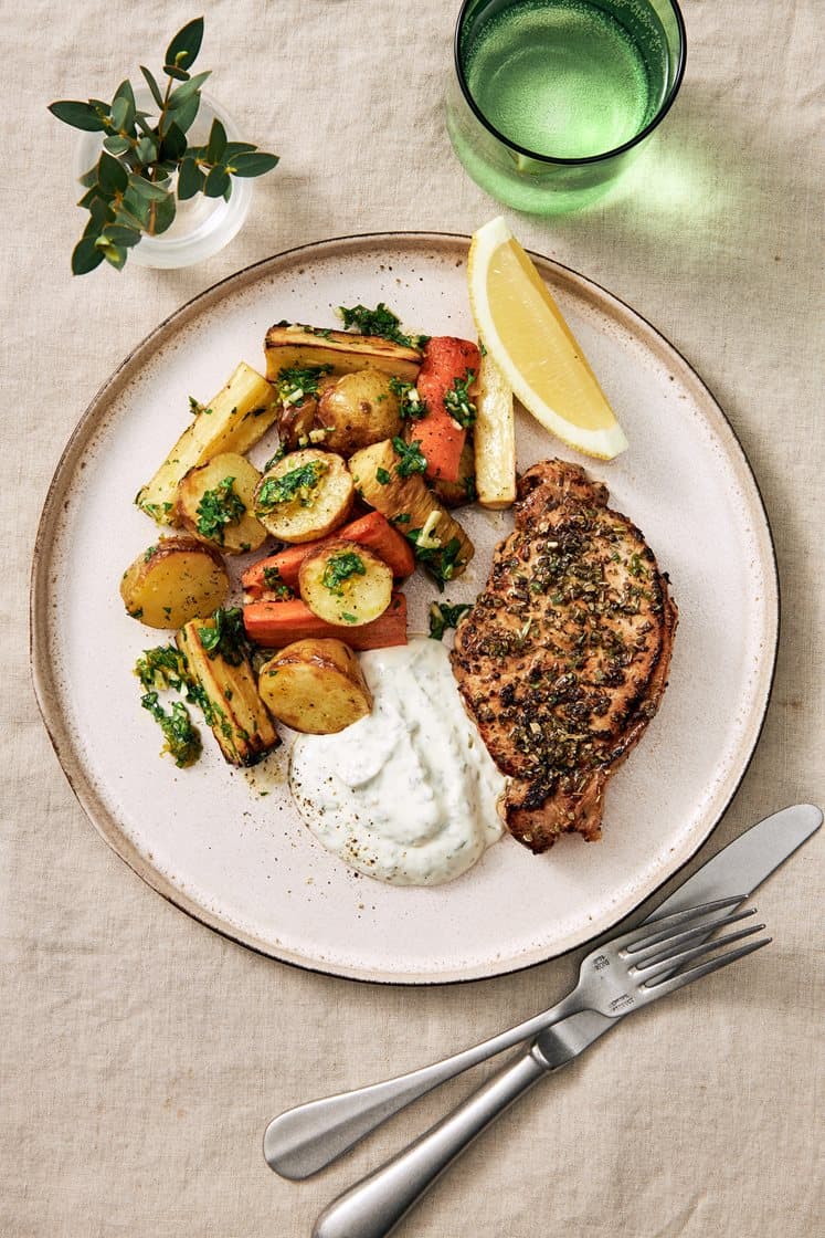 Örtstekta fläskkotletter med gremolatarostade rotfrukter och dragonsås