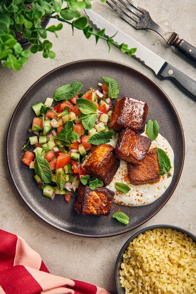 Kryddstekt lax med shirazisallad, myntayoghurt och bulgur 