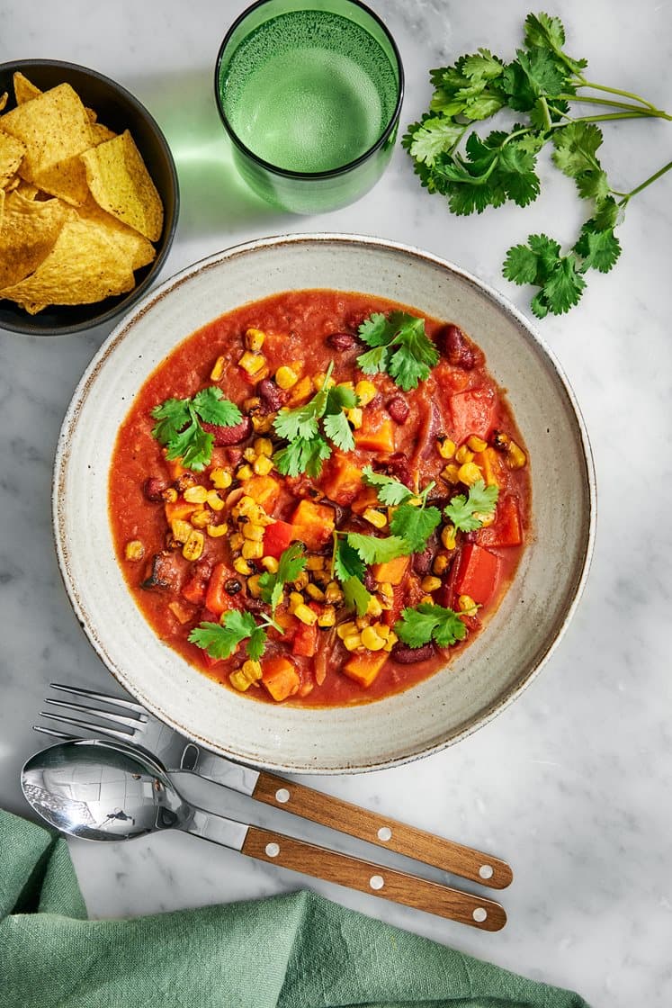 Texas vegochili med rostad sötpotatis och majs