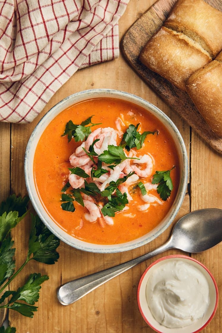 Spansk paprikasoppa med räkor, aioli och surdegsbröd