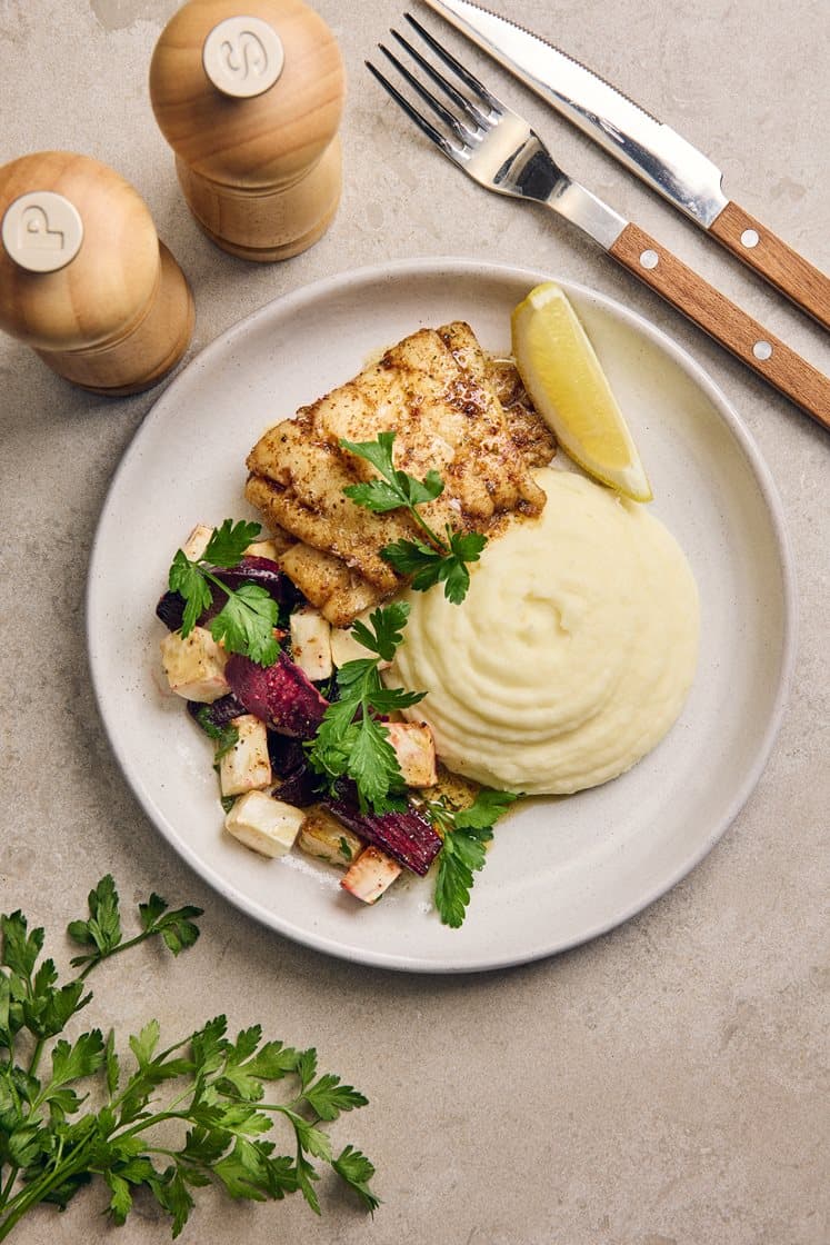 Stekt koljafilé med ugnsbakade rödbetor, potatismos och brynt kryddsmör 