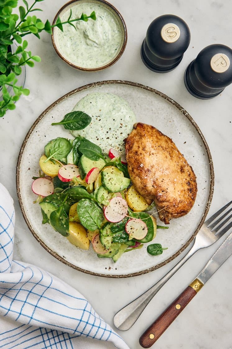 Stekt kycklingfilé med kall ramslökssås och ljummen potatissallad