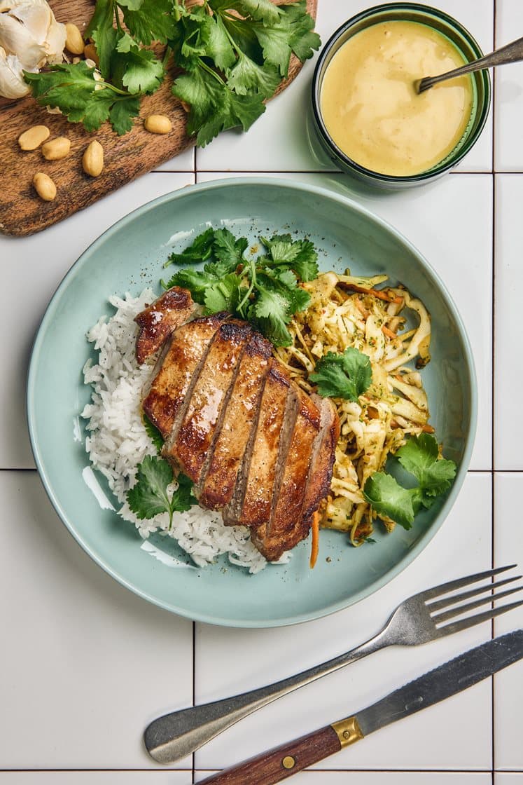 Fläskkotlett med jordnötsdressad kålsallad och curry- och mangodressing