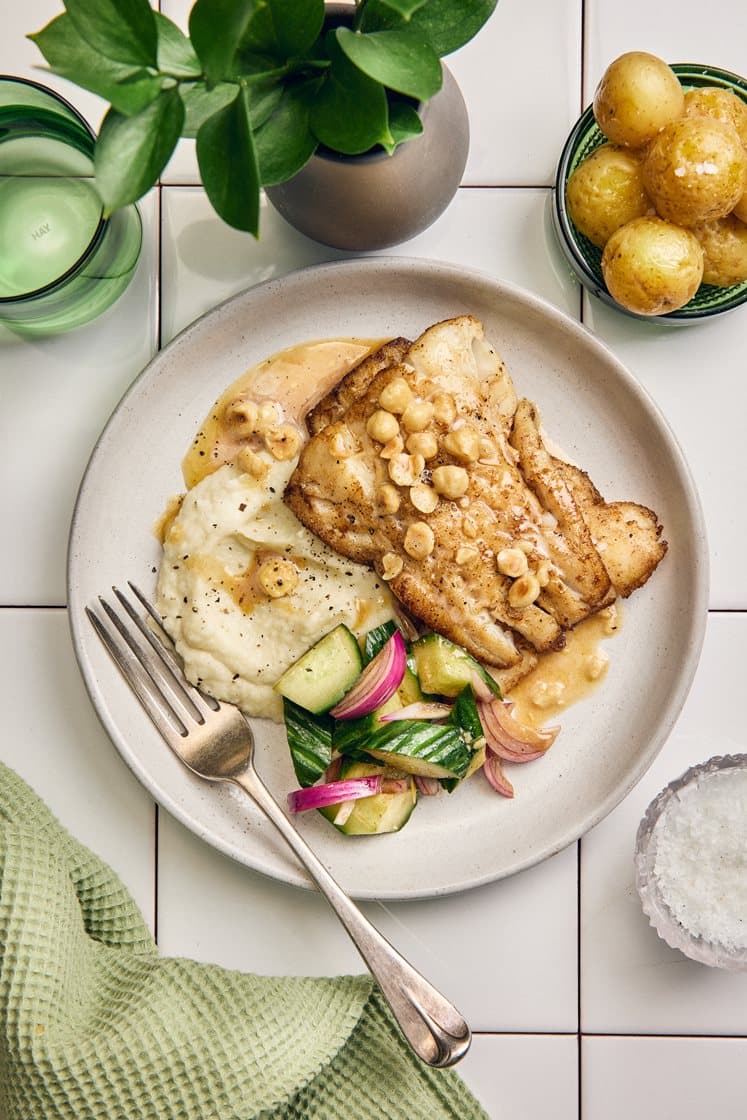 Stekt kolja med blomkålspuré, brynt hasselnötssmör och kokt potatis