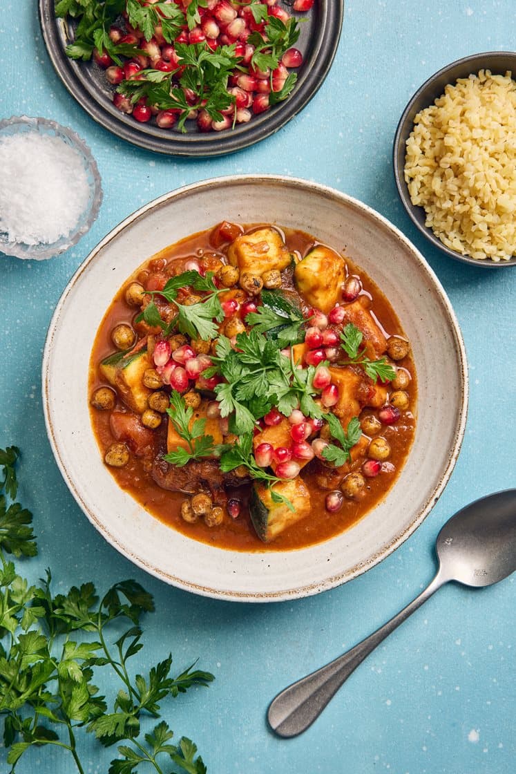 Marockansk sötpotatisgryta med kryddstekta kikärtor och granatäpple