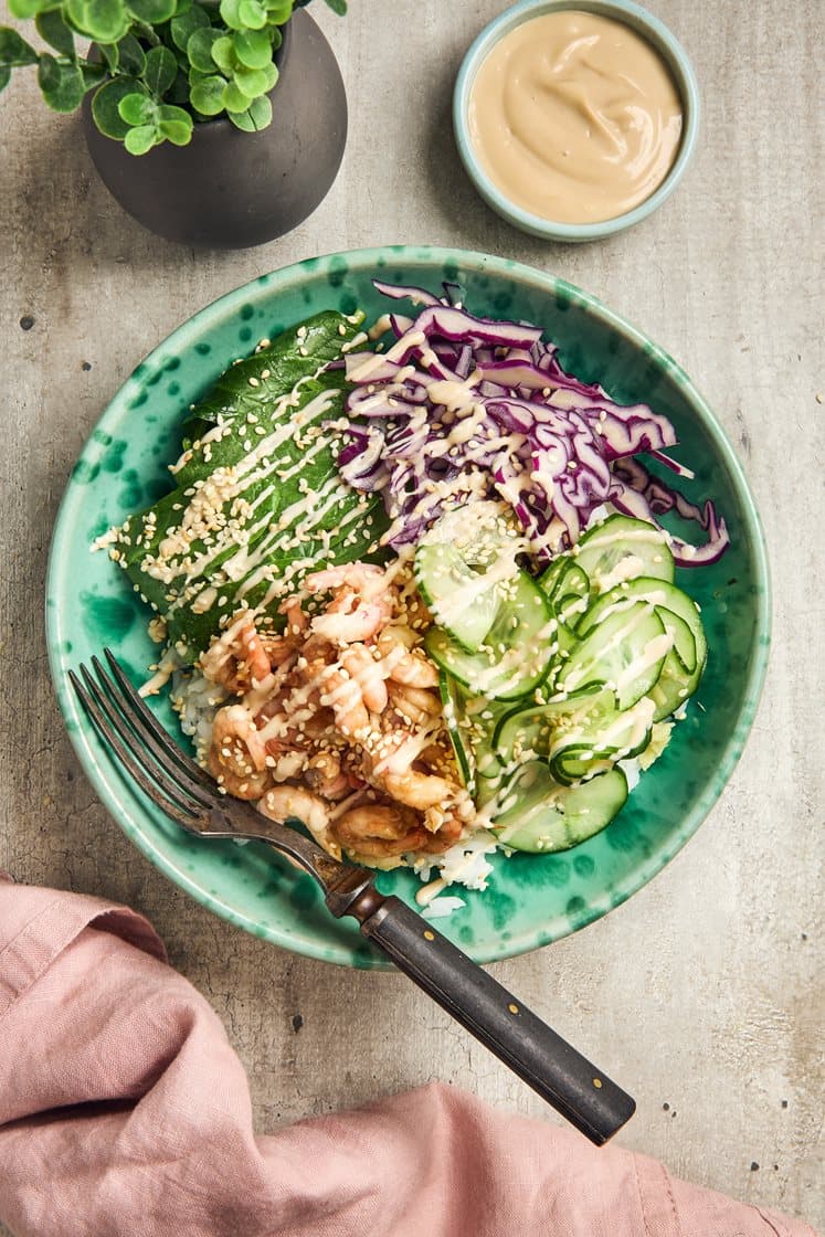 Räkbowl med krispig kål, rostade sesamfrön, picklad gurka och sojamajonnäs