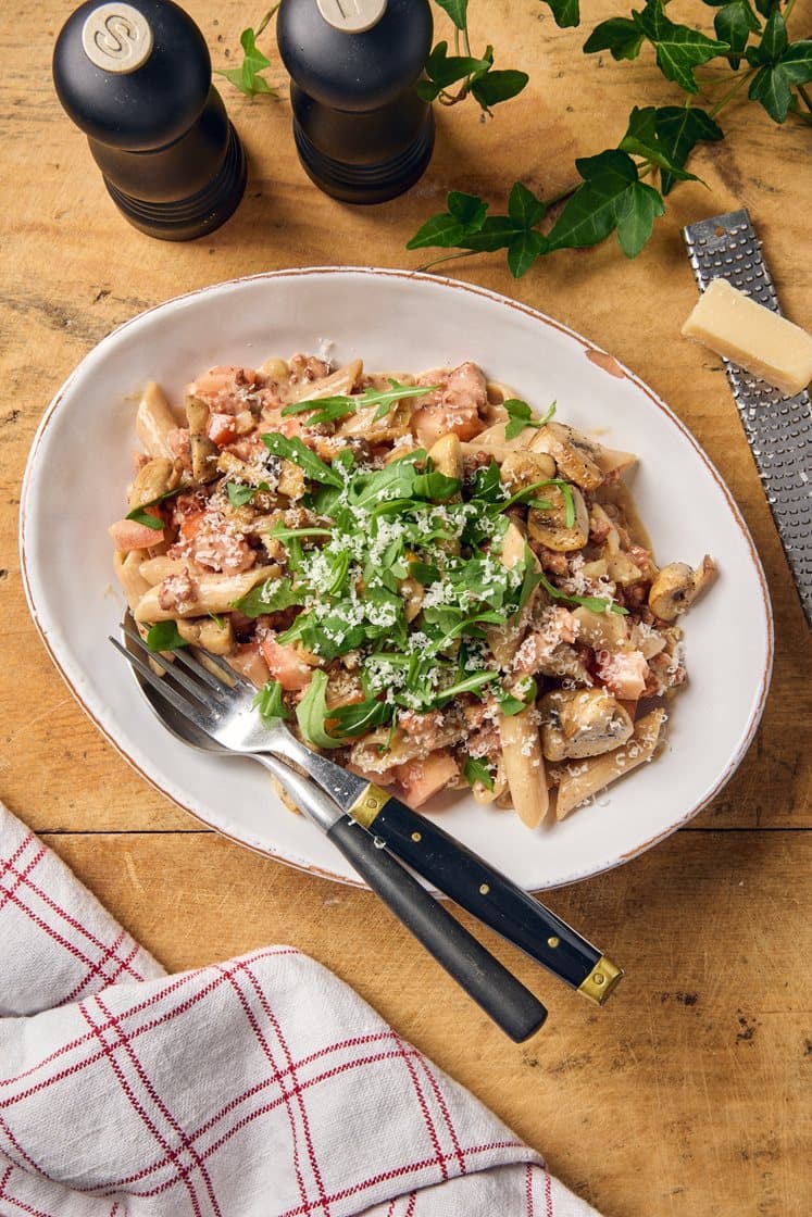 Fullkornspenne med krämig salsicciafärs, svamp, ruccola och tomat