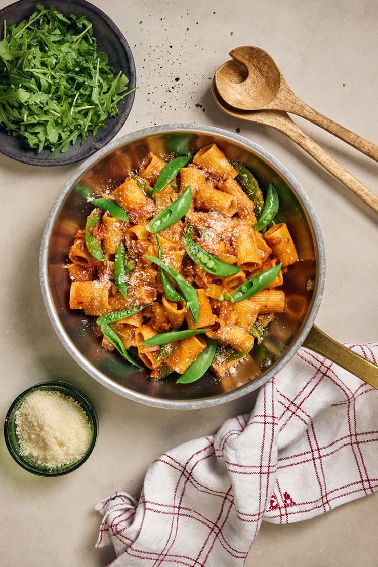 Krämig mezze maniche med vodkasås och kalkonbacon