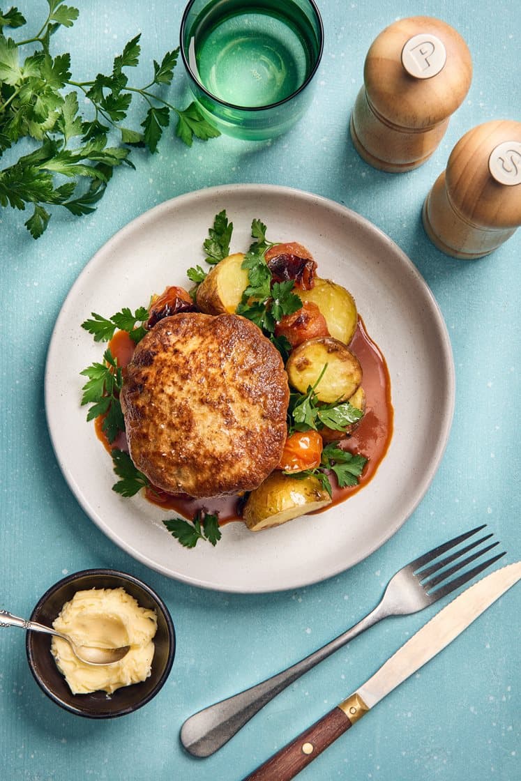 Kalkonfärsbiffar med medelhavspotatis, tomatsky och vitlökssmör 