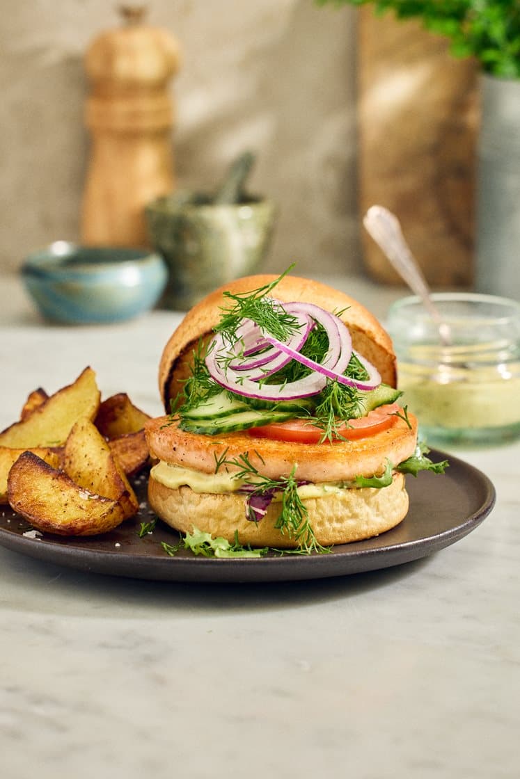 Laxburgare med rostad potatis, remoulad och picklad dillgurka