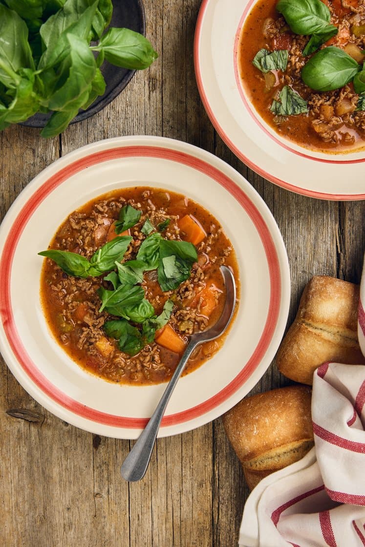 Italiensk bondsoppa med nötfärs, parmesan och färsk basilika 