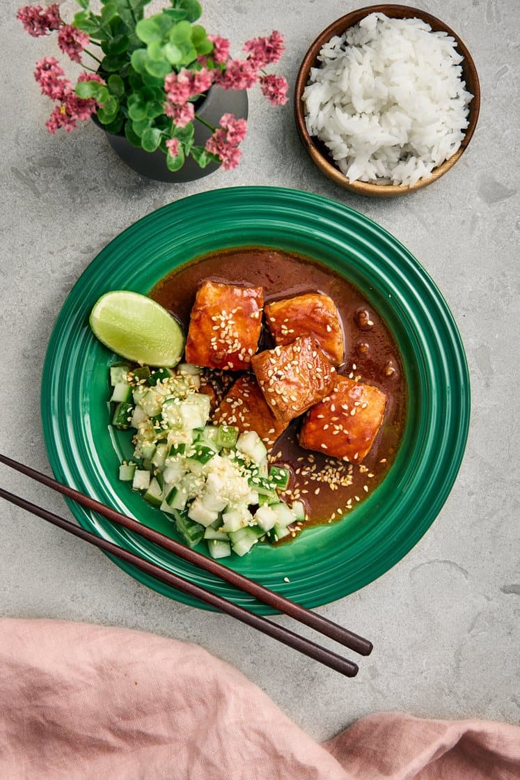 Stekt lax i mild kinesisk sås med sesamfrön, päron- och gurksallad 