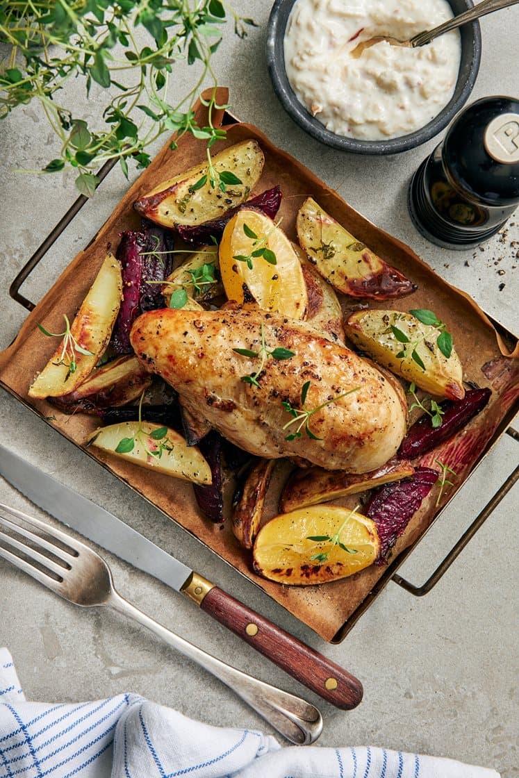 Grekisk kyckling med äppeltzatziki och vitlöksrostade rotfrukter 