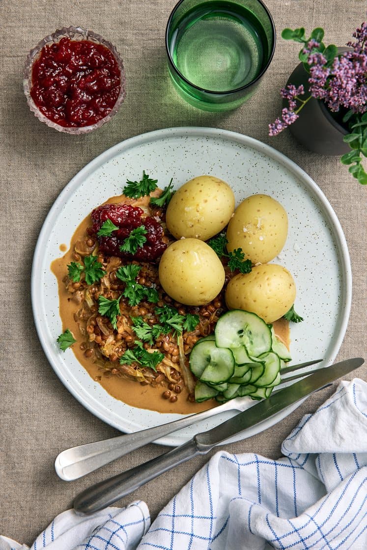 Kål- och linspanna med kokt potatis, rårörda lingon och persilja