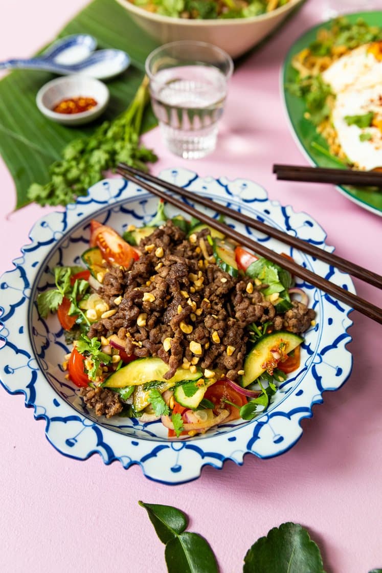 Thailändsk sallad med jasminris, nötfärs, färska örter och jordnötter