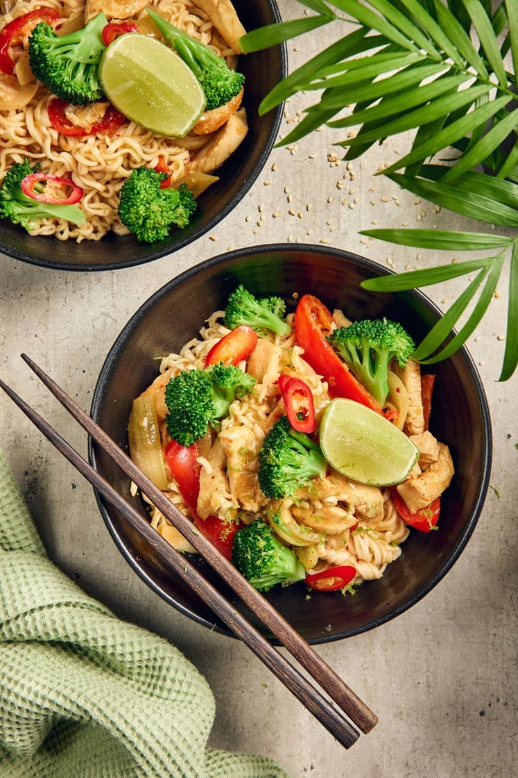 Bjärekyckling i röd currysås med nudlar 