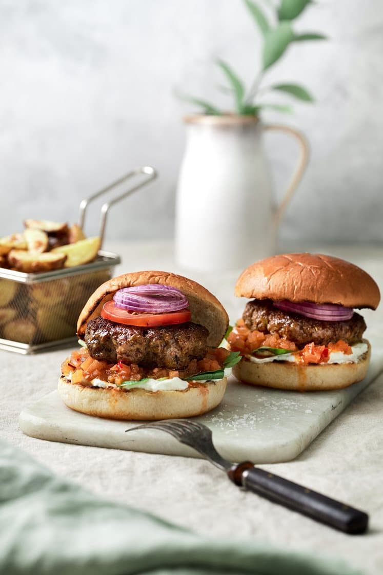 Indiska hamburgare med äppel- och lökchutney