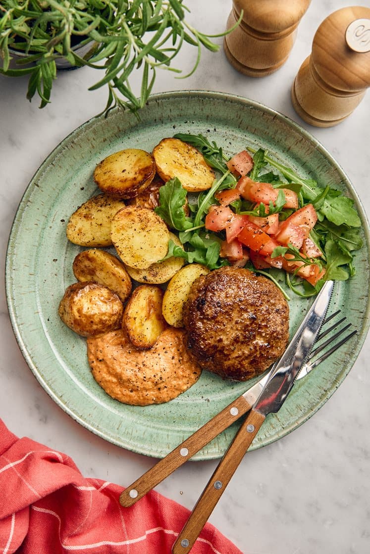 Kryddiga färsbiffar med rostad potatis, paprikaröra och ruccola