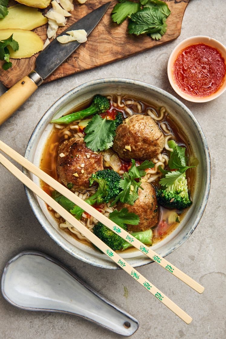 Kalkonfärsbollar i ingefärsbuljong med nudlar och koriander