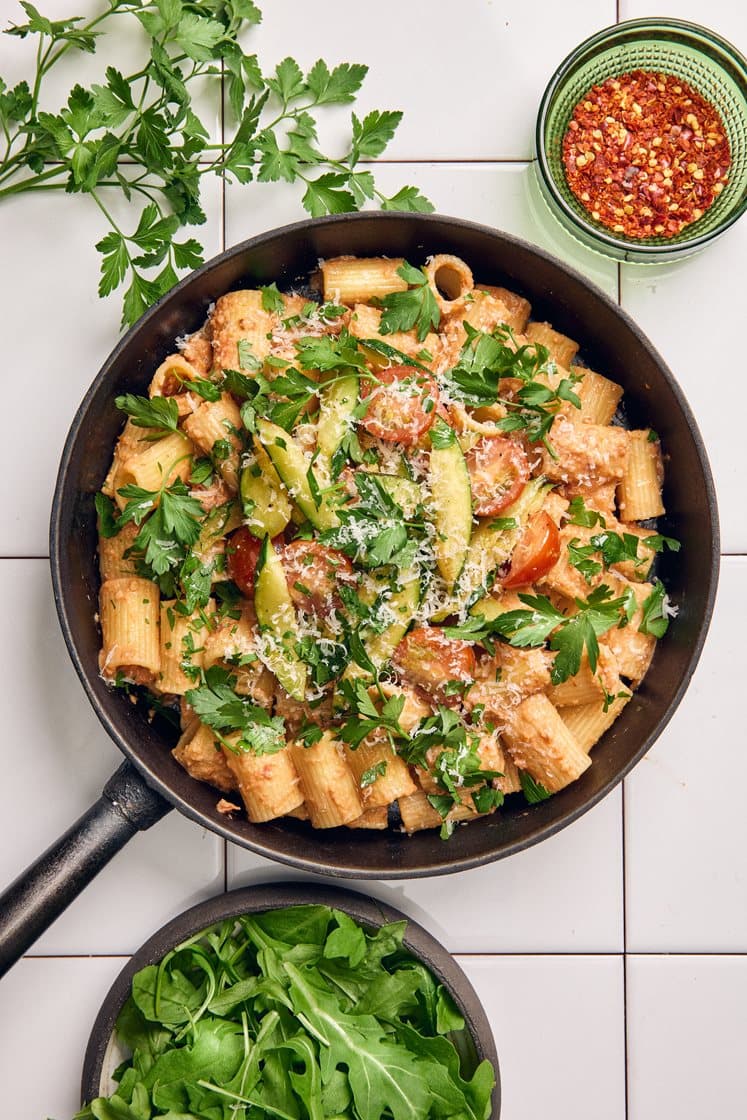 Mezze maniche med tomatpesto, gremolatastekta grönsaker och ruccola