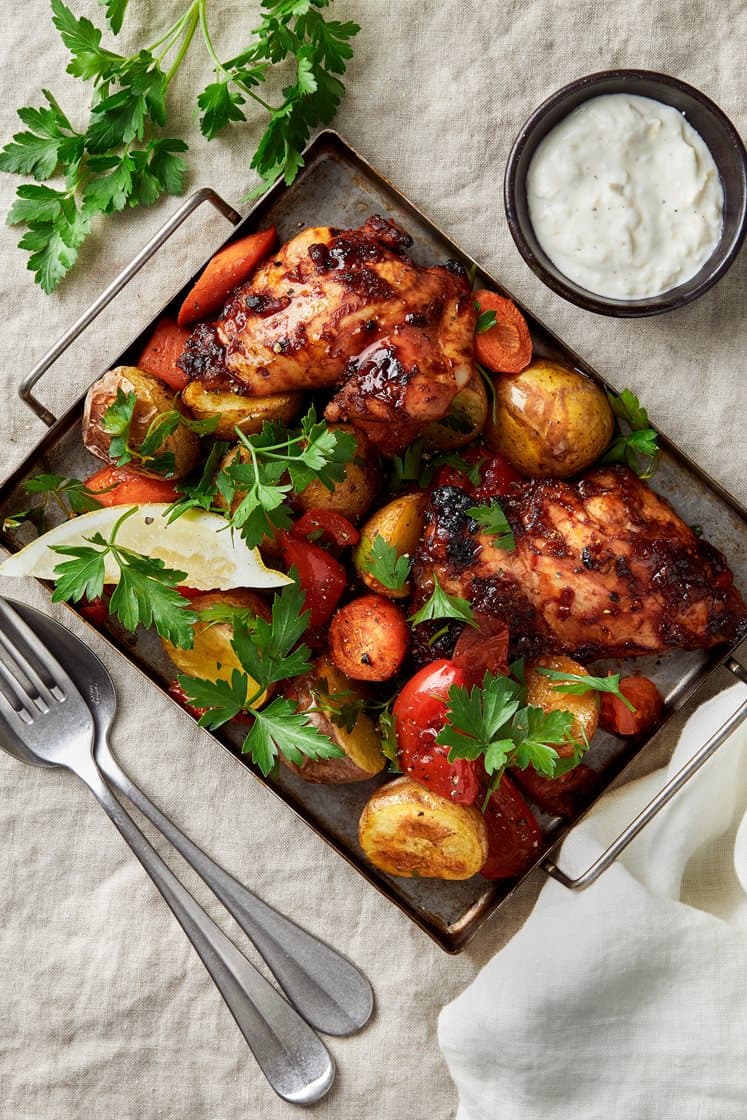 BBQ-marinerad kyckling med rotfrukter - allt på en plåt
