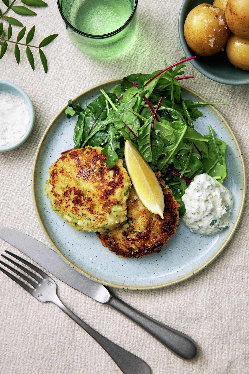 Pannoumi- och zucchinibiffar med potatis och persiljesås