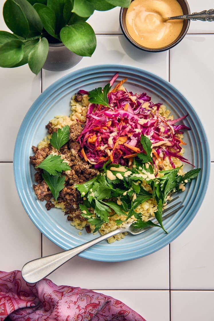 Bulgurbowl med kryddstekt nötfärs, Sean Connery-dressing och rödkålssallad