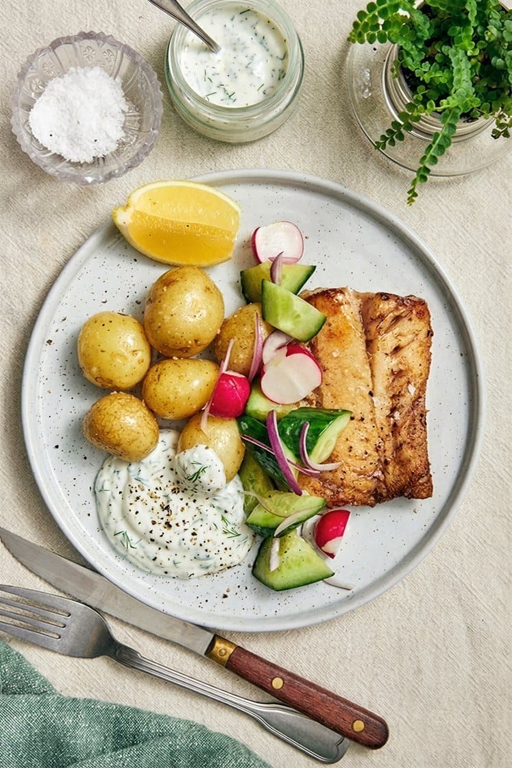 Smörstekt kolja med kall dillsås, citron och gurksallad