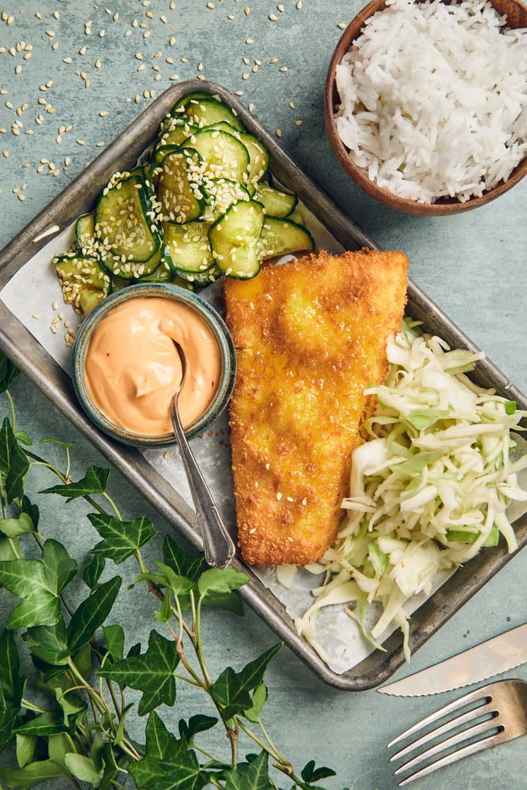 Färdigpanerad kummel med ponzumarinerad gurka, kålsallad och chilimajonnäs