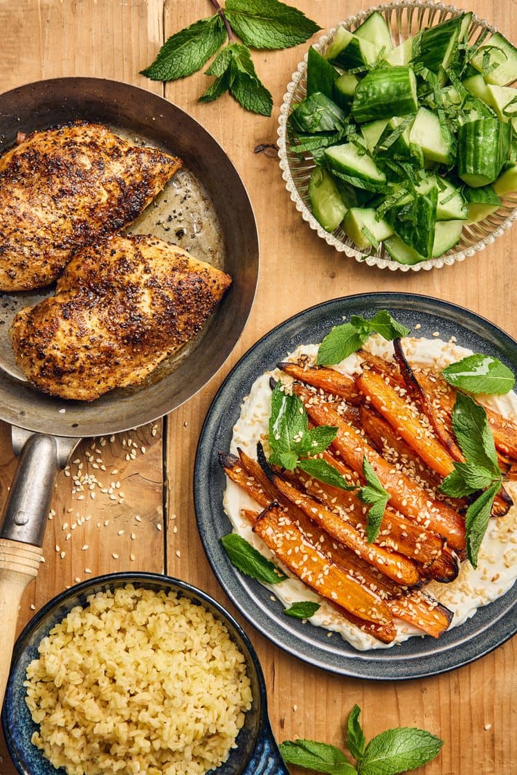 Citrusstekt kyckling med rostade morötter, ras el hanout, sesamfrön och mynta