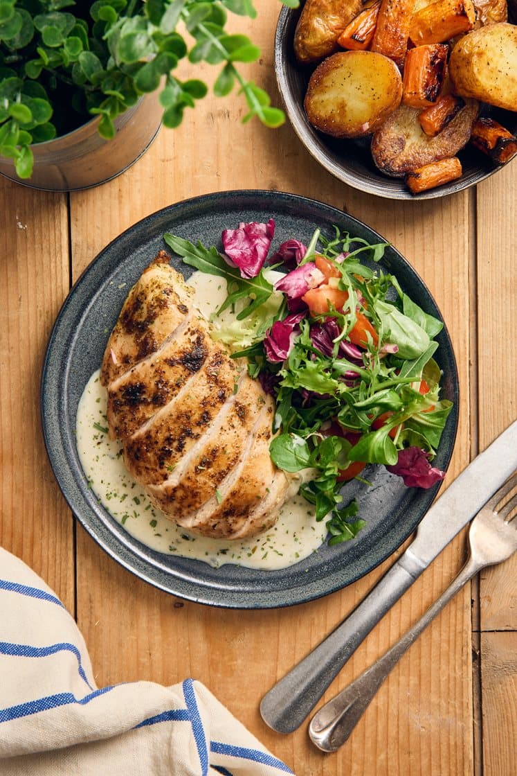 Stekt kycklingfilé med tomatsallad, rostad potatis och vardagsbea