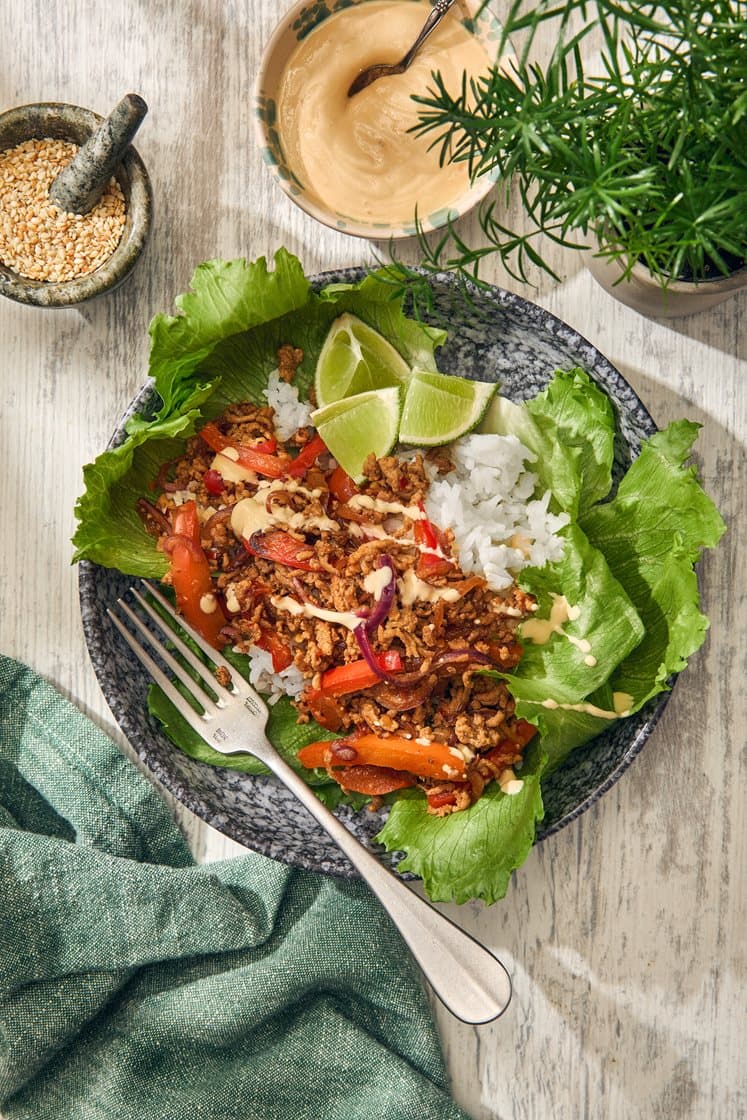 Chili- och vitlöksstekt fläskfärs med sallad och sojayoghurt 