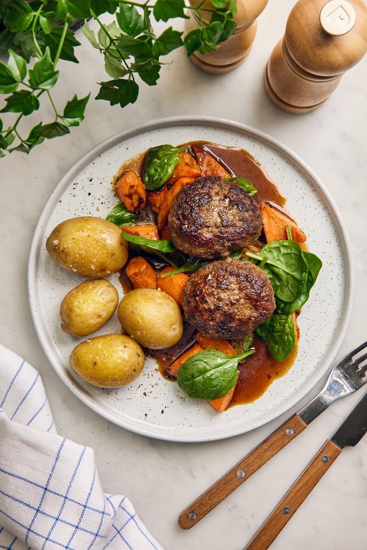 Nötfärsbiffar med vitlökssky och honungsglaserade morötter 