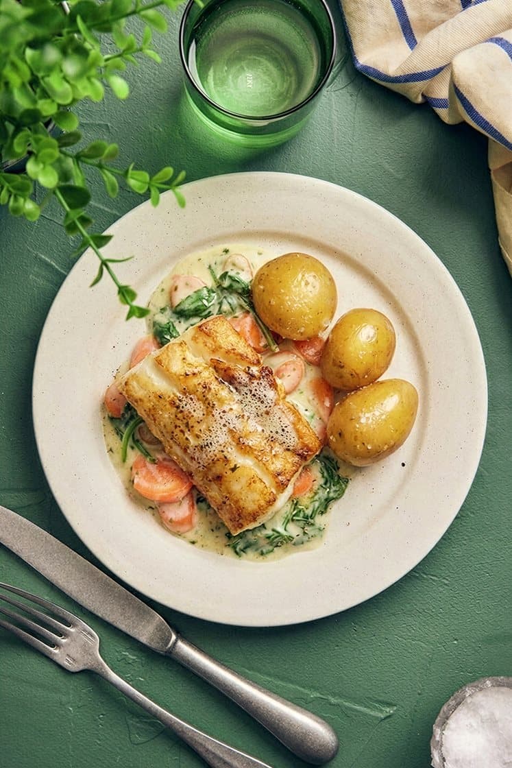 Smörstekt koljafilé med dragonstuvade morötter och kokt potatis