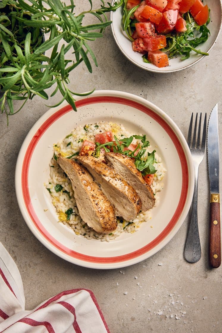 Kycklingfilé med krämigt citron- och örtris och tomatsallad