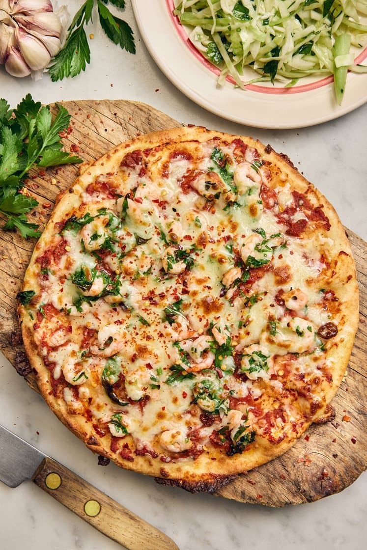 Pizza ai gamberetti - pizza med räkor, vitlök och persilja