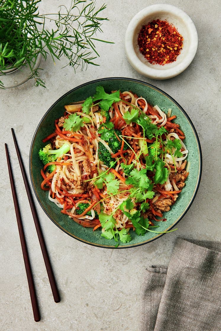 Fläskfärs wok med risnudlar, broccoli och koriander