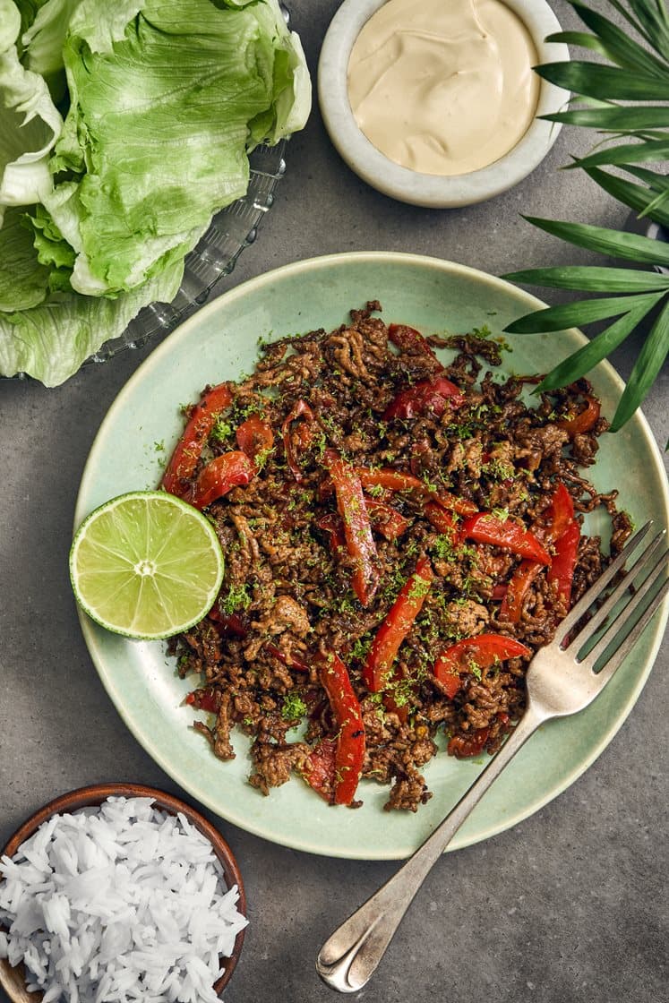 Sojastekt nötfärs i salladblad med lime och sojacrème fraiche 