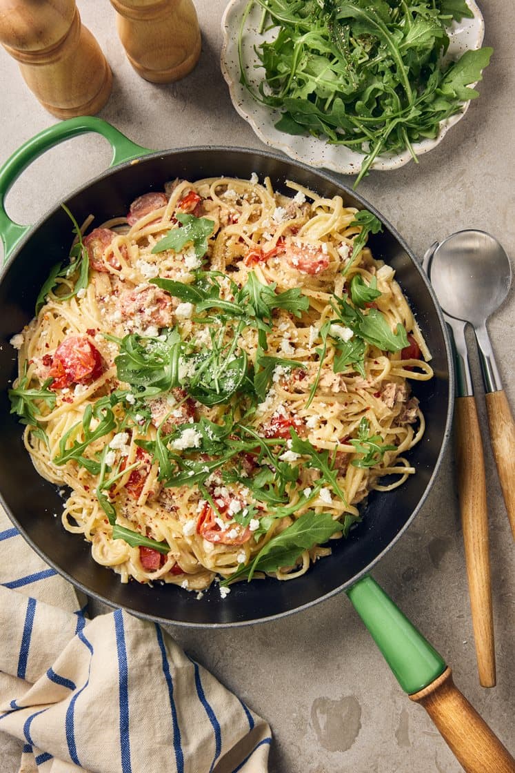Krämig linguine med tonfisk, tomat, parmesan och ruccola