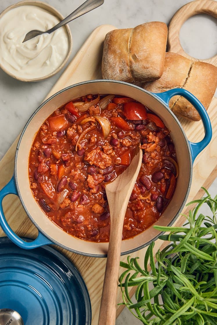 Chiligryta med chorizofärs, kidneybönor, paprika och surdegsbröd